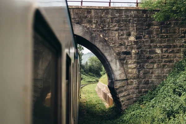 Tren vagonuna dağlardan görünümünü