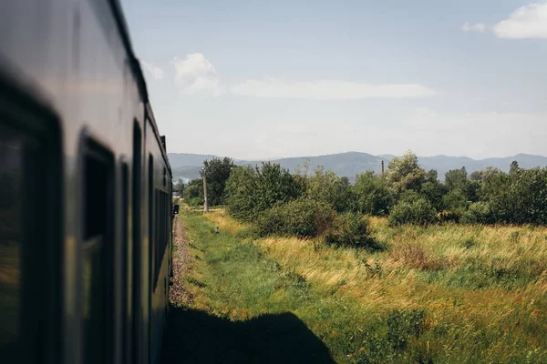 Vue sur les montagnes depuis le wagon — Photo