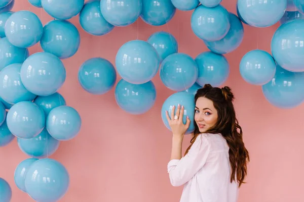 Menina em uma sala rosa com bolas azuis — Fotografia de Stock