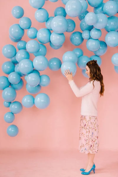 Ragazza in camera rosa in gonna rosa e camicetta rosa giocare con blu — Foto Stock