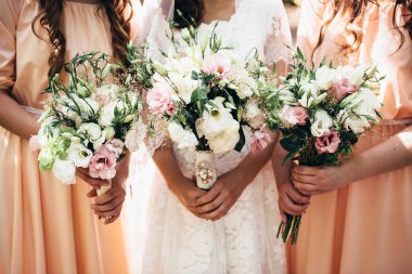 İki kız ve bir gelin güzel Düğün Buketler t tutun