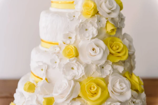 Tort weselny z żółte kwiaty, tort weselny — Zdjęcie stockowe