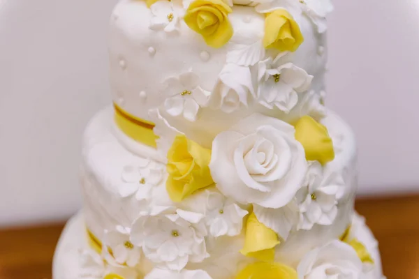 Tort weselny z żółte kwiaty, tort weselny — Zdjęcie stockowe