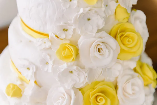 Gâteau de mariage avec fleurs jaunes, gâteau de mariage — Photo