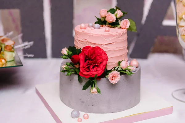 Haşhaş kırmızı çiçekli düğün pastası — Stok fotoğraf