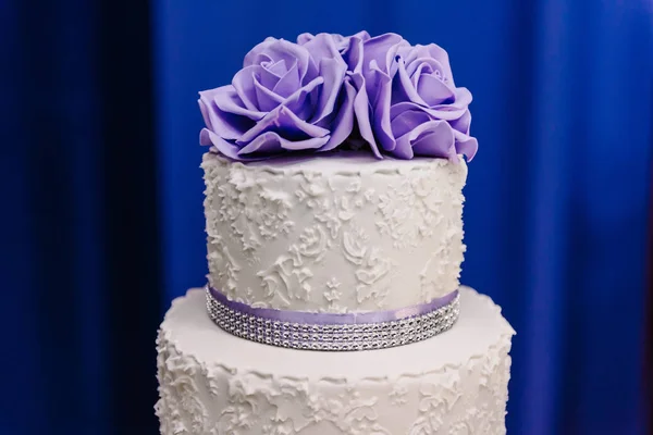 Tort weselny z purpurowe kwiaty, tort weselny — Zdjęcie stockowe