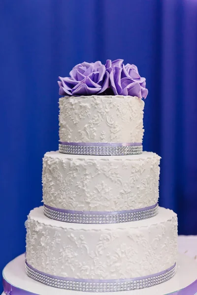 Tort weselny z purpurowe kwiaty, tort weselny — Zdjęcie stockowe