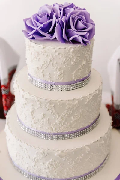 Свадебный торт с фиолетовыми цветами, свадебный торт — стоковое фото