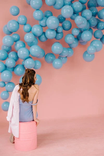 Menina sexy em um quarto rosa senta-se em um barril rosa — Fotografia de Stock