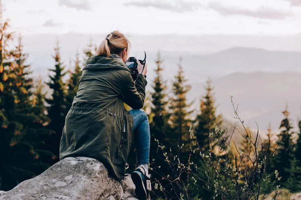 여자는 바위와 사진 산에 앉아 — 스톡 사진