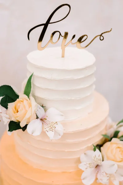 Wedding cake with purple flowers, wedding cake — Stock Photo, Image