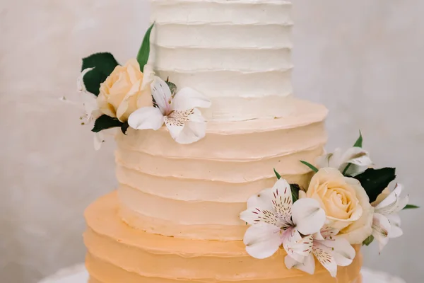 紫色の花、ウェディング ケーキ ウエディング ケーキ — ストック写真