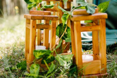 Ormanın zemininde yeşil çimlerin olduğu arka planda yakın plan bir düğün dekorunun ayrıntıları.