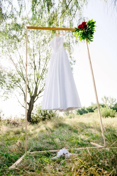 Fehér Esküvői Ruha Lóg Egy Bár Hátterében Zöld Fák Egy — Stock Fotó
