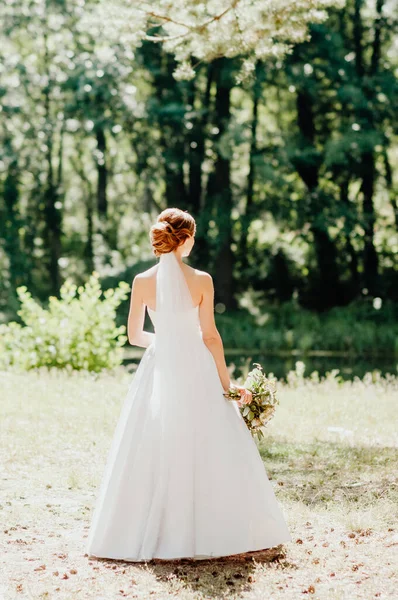 Sposa Abito Bianco Con Velo Tra Capelli Sta Con Spalle — Foto Stock