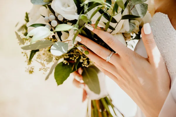 Een Boeket Bloemen Handen Van Bruid Een Trouwjurk Een Zonnige — Stockfoto