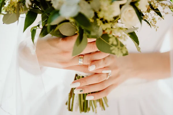 Een Boeket Bloemen Handen Van Bruid Een Trouwjurk Een Zonnige — Stockfoto