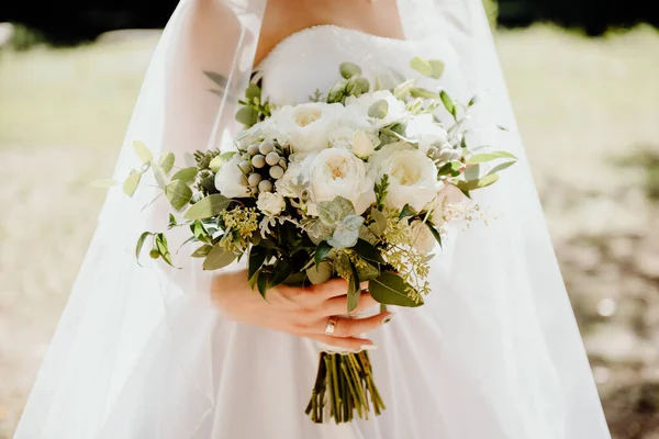 Mazzo Fiori Nelle Mani Della Sposa Abito Sposa Una Giornata — Foto Stock