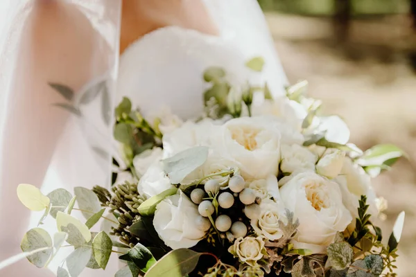 Csokor Virág Kezében Menyasszony Közelkép Háttérben Egy Esküvői Ruha — Stock Fotó