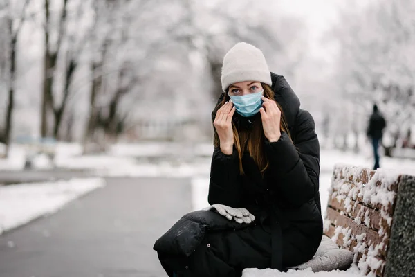 Una Niña Con Una Máscara Médica Estéril Virus Gripe Está — Foto de Stock