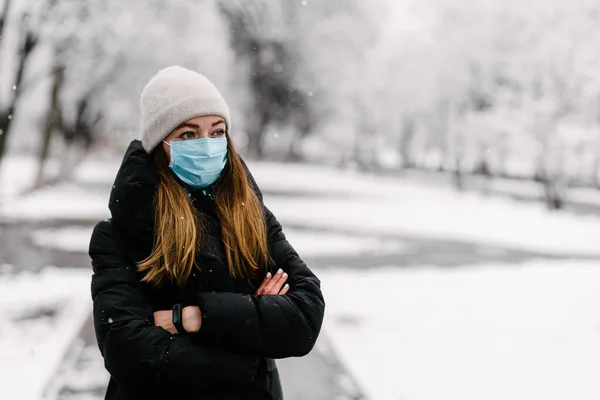 Una Niña Con Una Máscara Médica Estéril Protege Contra Virus — Foto de Stock