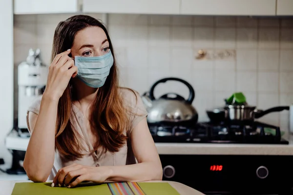 Soğuk Algınlığı Olan Bir Kadın Mutfakta Masada Oturur Koronavirüs Maskesi — Stok fotoğraf