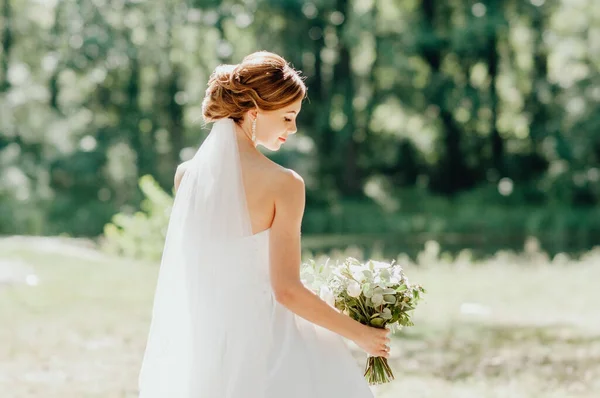 Die Braut Weißem Brautkleid Und Weißem Schleier Hält Hintergrund Eines — Stockfoto