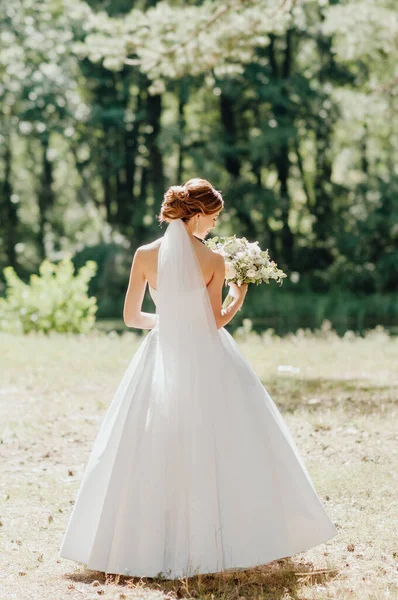 Sposa Abito Sposa Bianco Velo Bianco Tiene Mazzo Peonie Sullo — Foto Stock