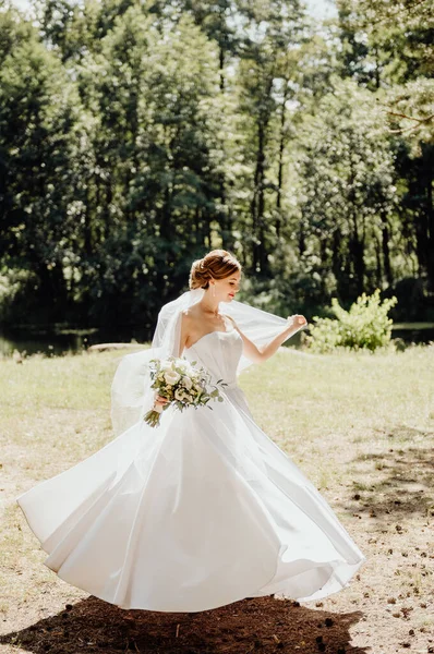 Die Braut Weißem Brautkleid Und Weißem Schleier Hält Hintergrund Eines — Stockfoto