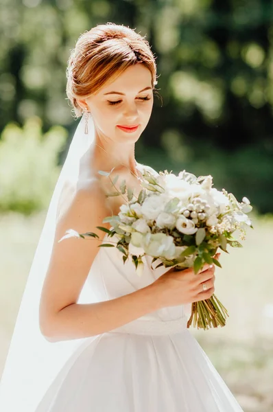 Die Braut Weißem Brautkleid Und Weißem Schleier Hält Hintergrund Eines — Stockfoto