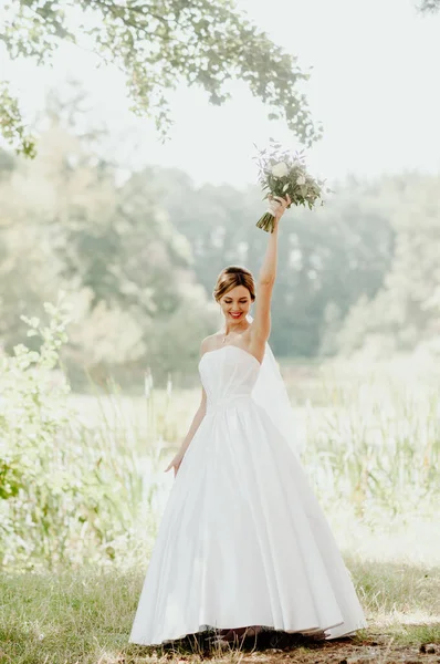 Hochzeitstag Die Braut Weißem Brautkleid Und Weißem Schleier Hält Einen — Stockfoto