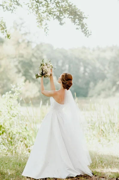 Giorno Del Matrimonio Sposa Abito Sposa Bianco Velo Bianco Tiene — Foto Stock