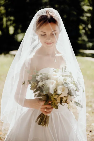 Zartes Porträt Einer Braut Mit Weißen Schleiern Einem Hochzeitstag Einem — Stockfoto