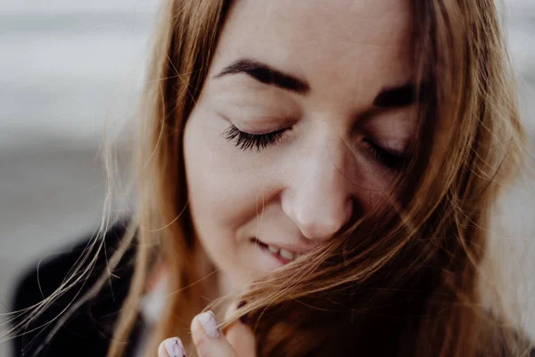 Portret Van Een Verdrietig Meisje Oceaan Een Zwarte Jurk Haar — Stockfoto