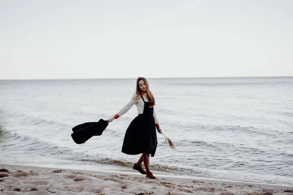 소녀가 날씨에 해변을 미나미 — 스톡 사진