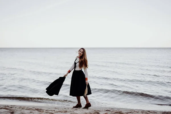 Een Meisje Een Zwarte Jurk Een Wit Shirt Loopt Langs — Stockfoto