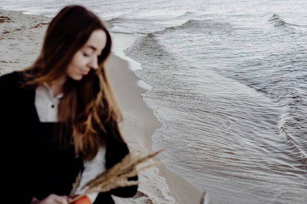 Portret Van Een Meisje Met Droog Gras Haar Handen Oceaan — Stockfoto