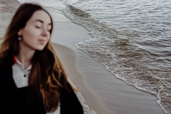 Portret Van Een Meisje Met Droog Gras Haar Handen Oceaan — Stockfoto