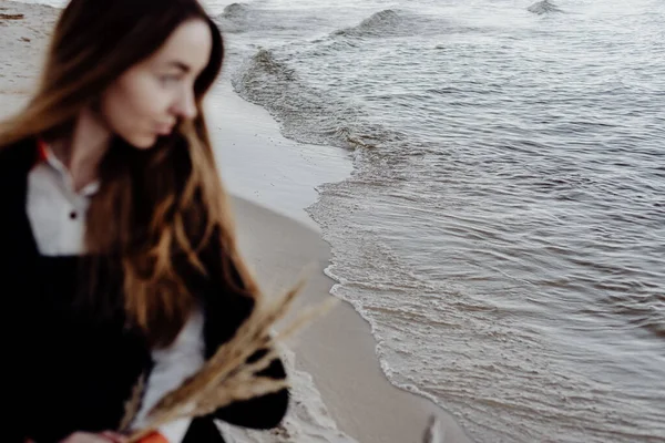 Portret Van Een Meisje Met Droog Gras Haar Handen Oceaan — Stockfoto