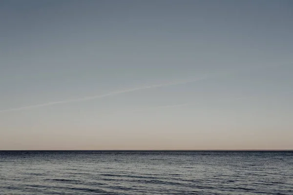 Klidné Moře Naprostém Klidu Jasnou Bezmračnou Oblohou Ideálně Rovný Horizont — Stock fotografie