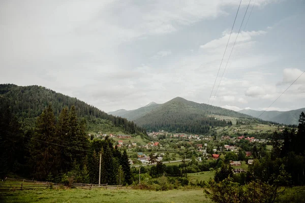 Een Klein Dorpje Een Bergdal Temidden Van Pieken Met Een — Stockfoto