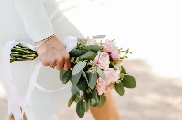 Egy Esküvői Csokor Rózsából Nagy Zöld Levelekkel Egy Lány Kezében — Stock Fotó