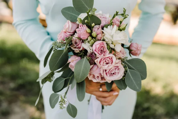Esküvői Csokor Rózsa Nagy Zöld Levelek Kezében Egy Lány Gyűrűvel — Stock Fotó