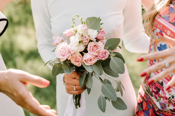 Ramo Boda Rosas Con Grandes Hojas Verdes Las Manos Una —  Fotos de Stock