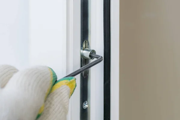 Usta plastik kapıyı ayarlar.