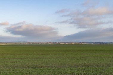 Şehrin dışındaki bulutlu gökyüzünün görüntüsü.
