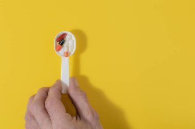 Farklı renkte ilaç içeren tablet ve kapsüllerin resmi