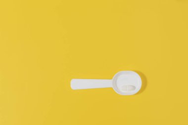 Farklı renkte ilaç içeren tablet ve kapsüllerin resmi