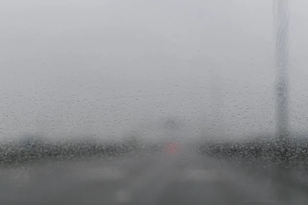 Vue de la route à travers le verre brumeux — Photo