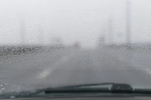 Vue de la route à travers le verre brumeux — Photo